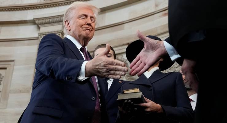 Donald Trump shakes hands with Chief Justice John Roberts (Image: SIPA/Morry Gash)