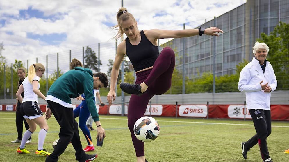 Euro 2025: des influenceuses s'entraînent avec Pia Sundhage à Berne - Gallery. L'influenceuse française Melody Donchet jongle devant Pia Sundhage.