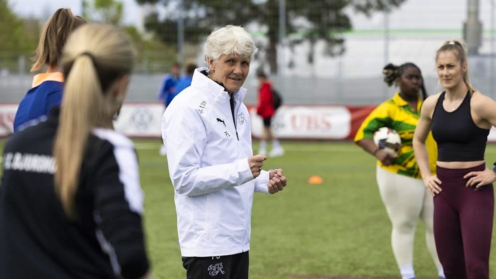 Euro 2025: des influenceuses s'entraînent avec Pia Sundhage à Berne - Gallery. L'entraîneure de l'équipe de Suisse féminine Pia Sundhage (au centre) parle aux influenceuses présentes à Berne ce lundi.