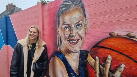 Marine Johannès, devant la fresque à son image réalisée à Argentan