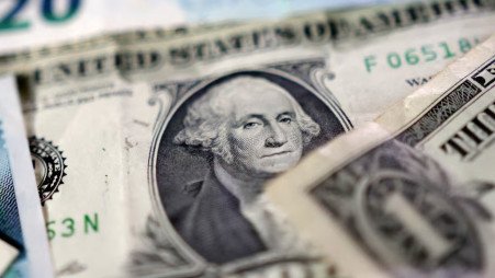 US dollar banknotes are seen in this illustration taken May 4, 2025. Photo: REUTERS/Dado Ruvic/Illustration