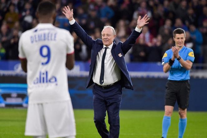 Bernard Lacombe, ancien footballeur français, au moment de prendre sa retraite de dirigeant, sur la pelouse du Groupama Stadium, à Décines-Charpieu (Rhône), le 15 décembre 2019.