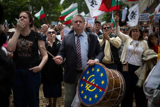 Lors d’une manifestation contre l’entrée de la Bulgarie dans la zone euro à Sofia, le 31 mai 2025.