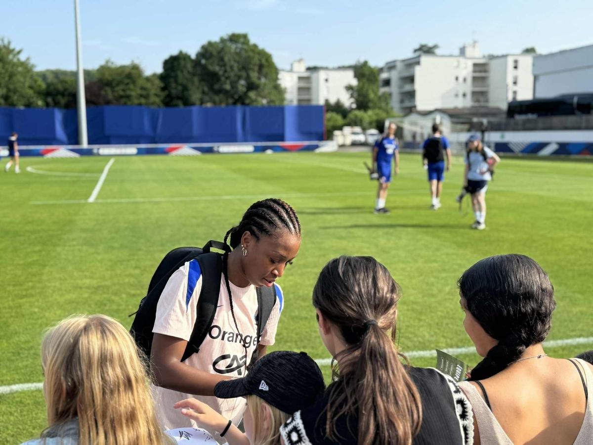 Grace Geyoro, la joueuse du Paris Saint-Germain, lors d’une séance d’autographes à Anglet.