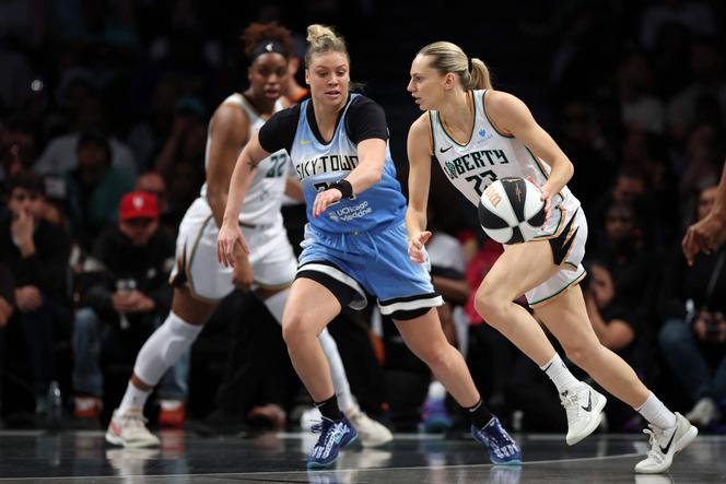 Marine Johannès (à droite), joueuse des New York Liberty, lors d’un match face au Chicago Sky, au Barclays Center à New York (Etats-Unis), le 10 juin 2025.