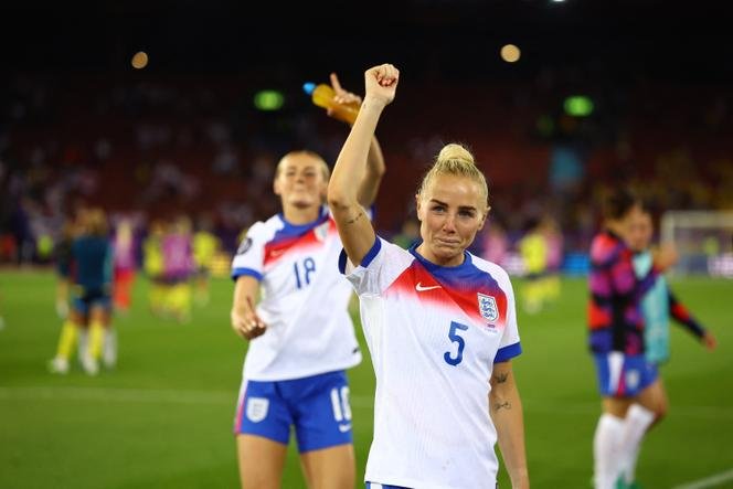 L’attaquante Chloe Kelly célèbre la victoire de l’équipe d’Angleterre contre la Suède, en quart de finale de l’Euro 2025, au stade Letzigrund, à Zurich, en Suisse, le 17 juillet 2025.