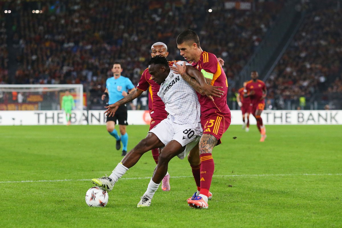 ROME, ITALY - OCTOBER 23: Prince Kwabena Adu of Viktoria Plzen is challenged by Gianluca Mancini of AS Roma during the UEFA Europa League 2025/26 League Phase MD3 match between AS Roma and FC Viktoria Plzen at Stadio Olimpico on October 23, 2025 in Rome, Italy. (Photo by Paolo Bruno/Getty Images)
