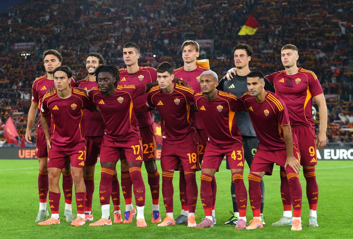 ROME, ITALY - OCTOBER 23: Players of AS Roma pose for a team photograph prior to the UEFA Europa League 2025/26 League Phase MD3 match between AS Roma and FC Viktoria Plzen at Stadio Olimpico on October 23, 2025 in Rome, Italy. (Photo by Paolo Bruno/Getty Images)