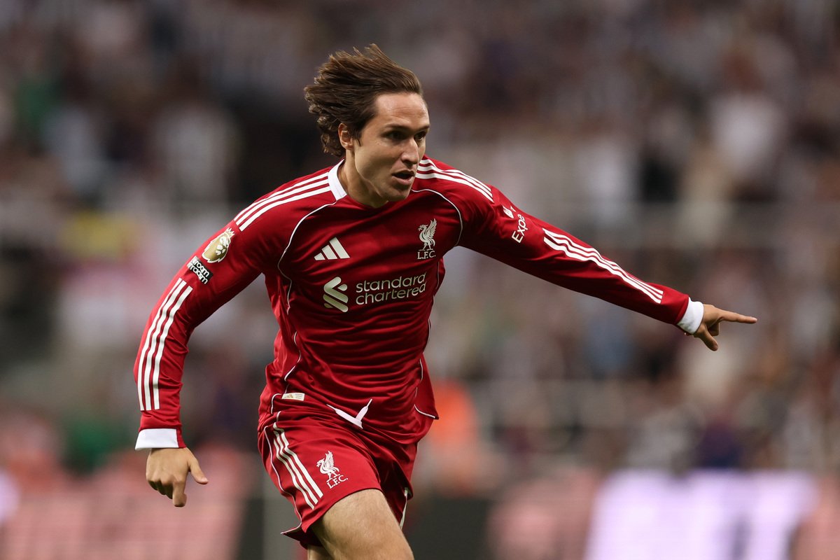 NEWCASTLE UPON TYNE, ENGLAND - AUGUST 25: Federico Chiesa of Liverpool during the Premier League match between Newcastle United and Liverpool at St James' Park on August 25, 2025 in Newcastle upon Tyne, England. (Photo by George Wood/Getty Images) (Leoni teammate)