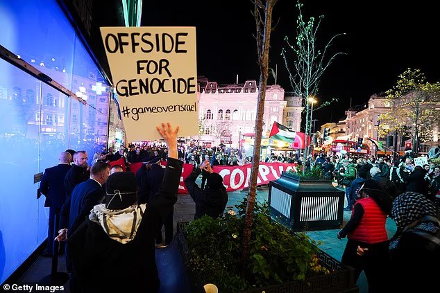 They held banners which read ¿You are complicit¿ and ¿Offside for genocide¿, among others