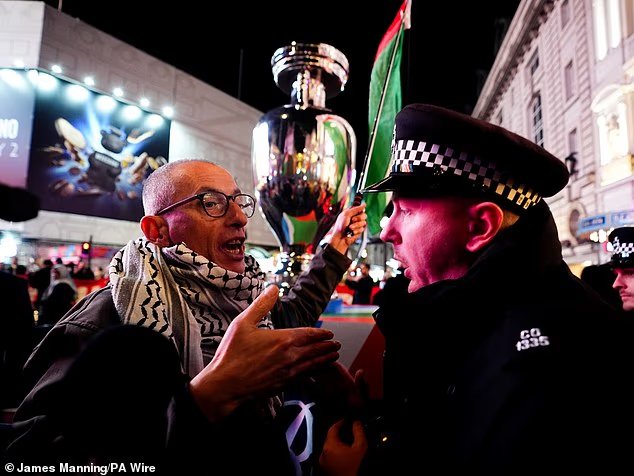A noisy group with ¿Free Palestine¿ flags protested outside at the venue in Piccadilly Circus