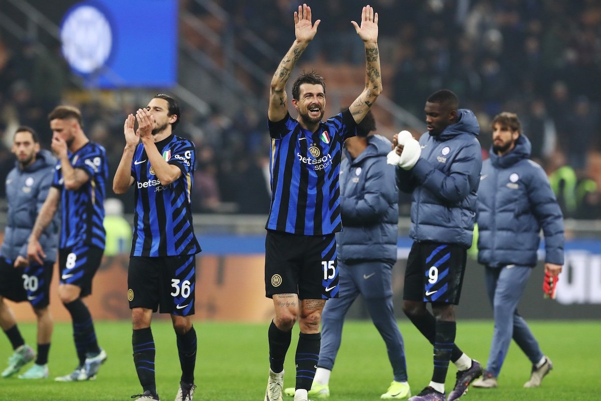 MILAN, ITALY - NOVEMBER 10: Matteo Darmian and Francesco Acerbi of FC Internazionale acknowledge the fans after the Serie A match between FC Internazionale and Napoli at Stadio Giuseppe Meazza on November 10, 2024 in Milan, Italy. (Photo by Marco Luzzani/Getty Images)