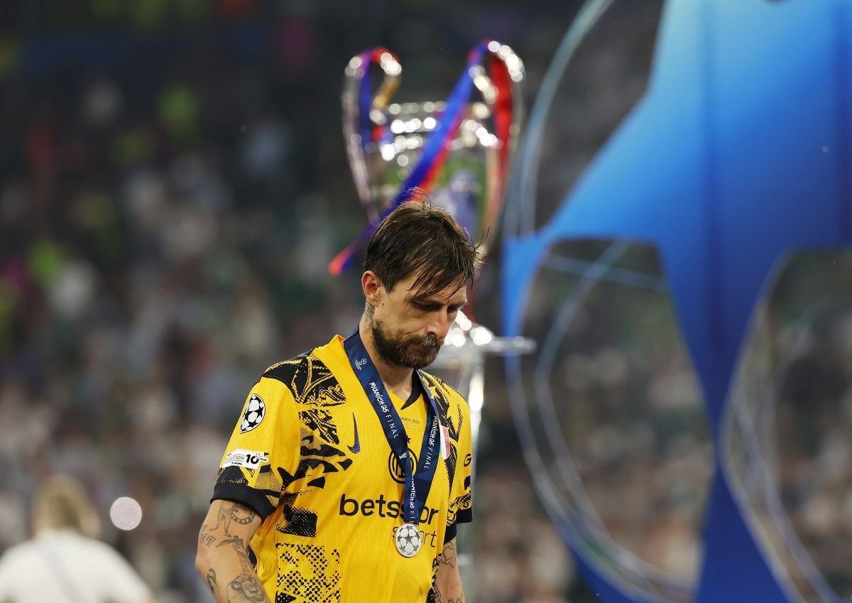MUNICH, GERMANY - MAY 31: Francesco Acerbi of FC Internazionale looks dejected as he walks past the UEFA Champions League trophy after defeat to Paris Saint-Germain during the UEFA Champions League Final 2025 between Paris Saint-Germain and FC Internazionale Milano at Munich Football Arena on May 31, 2025 in Munich, Germany. (Photo by Carl Recine/Getty Images)