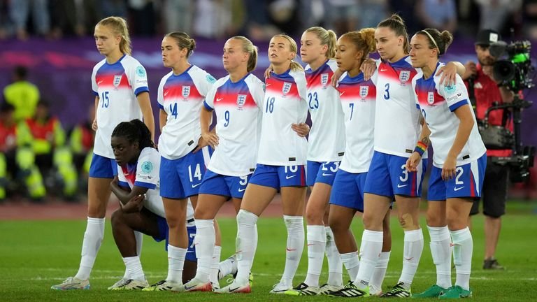 England players during a penalty shootout at the end of the Women's Euro 2025 quarterfinals soccer match between Sweden and England at Stadion Letzigrund in Zurich, Switzerland, Thursday, July 17, 2025. (AP Photo/Alessandra Tarantino)