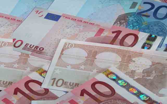 Pound-Euro Slips as UK Services Growth Disappoints