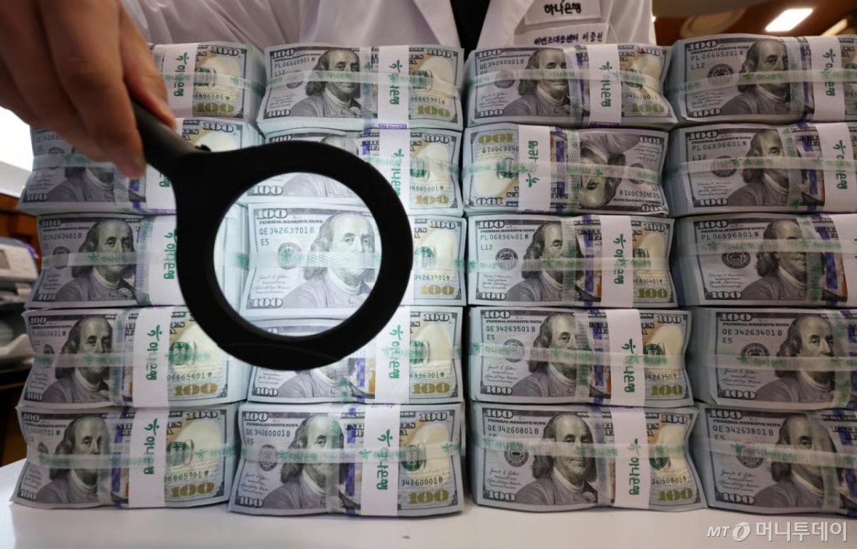 [Seoul=Yonhap News] By Kim Myeong-nyeon = A bank employee organizes U.S. dollars at the Hana Bank Counterfeit Response Center in Jung-gu, Seoul, on Tuesday. Oct. 6, 2026.